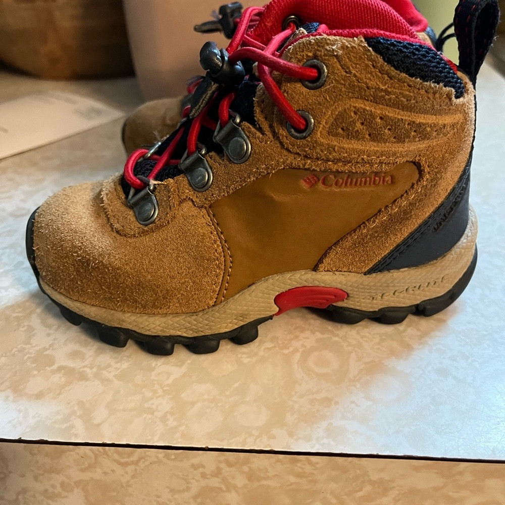 Colombia size 8 toddler hiking boot